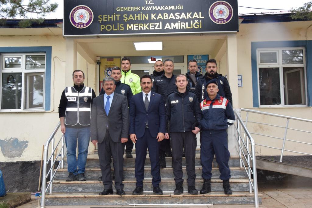 GemerekB's tweet photo. Kaymakamımız Sayın Muhammed Taha BÜYÜKSERİN, Gemerek Belediye Başkanımız Remzi KILIÇDAĞI Ramazan Bayramı sürecinde de ara vermeden görevlerini büyük bir azim ve gayretle ifa eden Emniyet, Jandarma, Hastane ve 112 sağlık hizmet personelleri bir araya gelerek Bayramlarını kutladı. https://t.co/g7uk5jnO7t