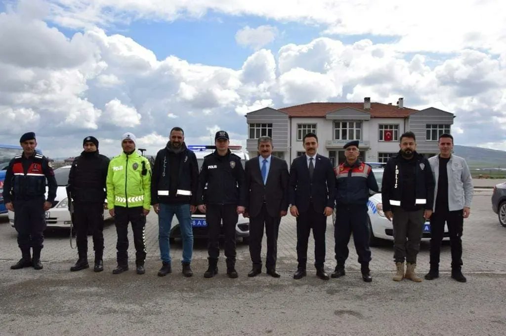 Kaymakamımız Sayın Muhammed Taha BÜYÜKSERİN, Gemerek Belediye Başkanımız Remzi KILIÇDAĞI Ramazan Bayramı sürecinde de ara vermeden görevlerini büyük bir azim ve gayretle ifa eden Emniyet, Jandarma, Hastane ve 112 sağlık hizmet personelleri bir araya gelerek Bayramlarını kutladı.