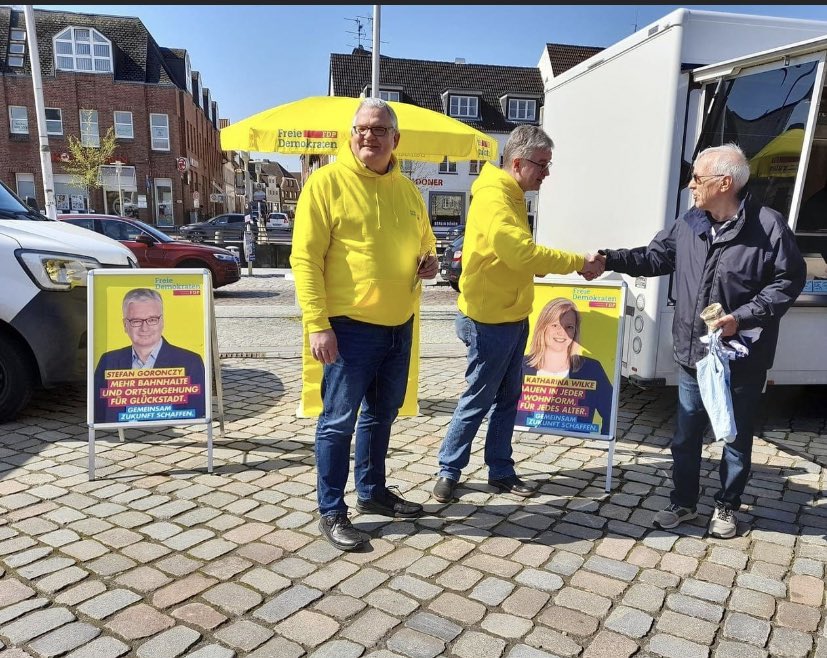 FDPGlueckstadt's tweet photo. Heute waren wir das erste Mal in diesem Wahlkampf auf dem Marktplatz. Viele gute Gespräche 🚀 💛
Es geht weiter: Freitags auf dem Markt und Samstags bei Edeka Frauen 
#FDP #Kommunalwahl #KW23 #KWSH #Glückstadt https://t.co/N3AEmtmRtB