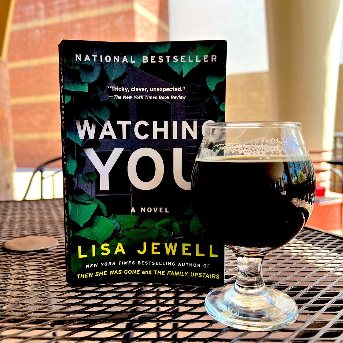 Beautiful Friday for a pint w/ my favorite author @lisajewelluk #WhatImReading #BookTwitter #WeekendRead