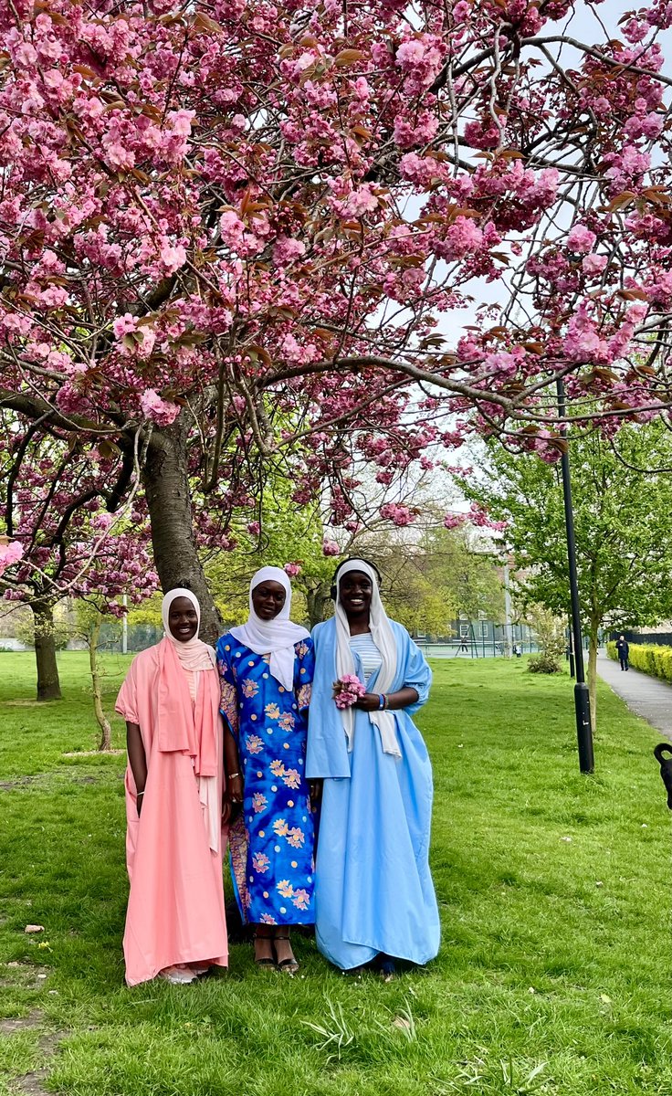 I’m a fan of beauty in parks.
Couldn’t resist snapping a picture of these three enjoying the blossom as I rode past on my bike home!
😍🌸
#HackneyDowns #blossom