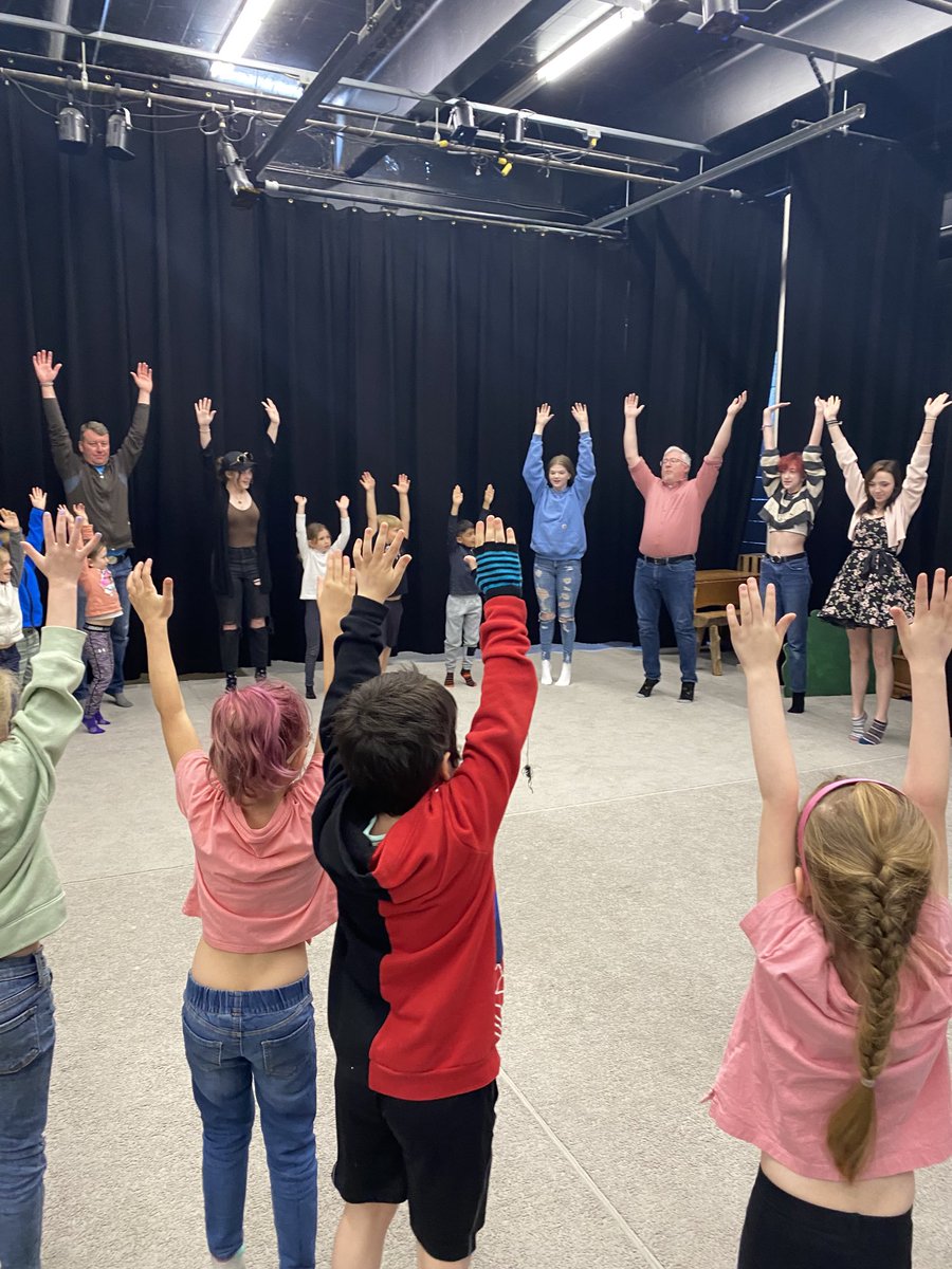 NastasiaKotso's tweet photo. This is what learning about community looks like ⁦@LaSalle_LDSB⁩ when the grade 1s from ⁦@EcoleMaple_LDSB⁩ . come to visit 🍪🎭😁 https://t.co/oqJGbWoB2j