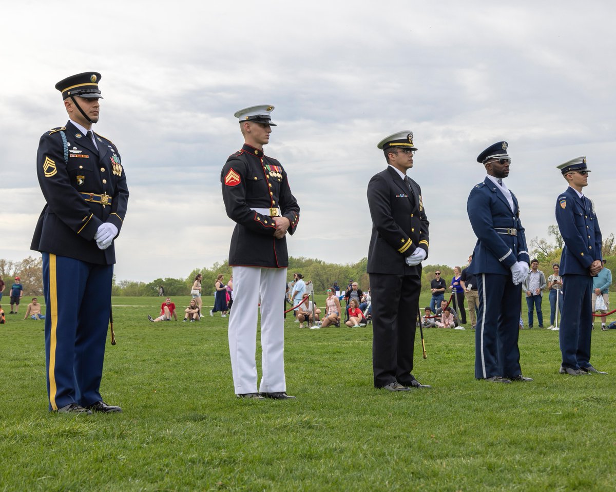 USMC's tweet photo. #Marines with the Silent Drill Platoon, @MBWDC, compete in the Joint Services Drill Exhibition in Washington, D.C., April 14.

The exhibition is a competition of elite precision and discipline between the military branches.

#CombinedForce #SemperFidelis https://t.co/TR2yO5SVgi