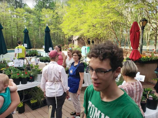 OscarSmithHigh's tweet image. @IBatSmith and NHS students volunteered to help our community partners - River Walk Garden Club annual plant sale!  @OFSAmbushNation #smithset #EngageCPS #Service