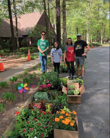 OscarSmithHigh's tweet image. @IBatSmith and NHS students volunteered to help our community partners - River Walk Garden Club annual plant sale!  @OFSAmbushNation #smithset #EngageCPS #Service