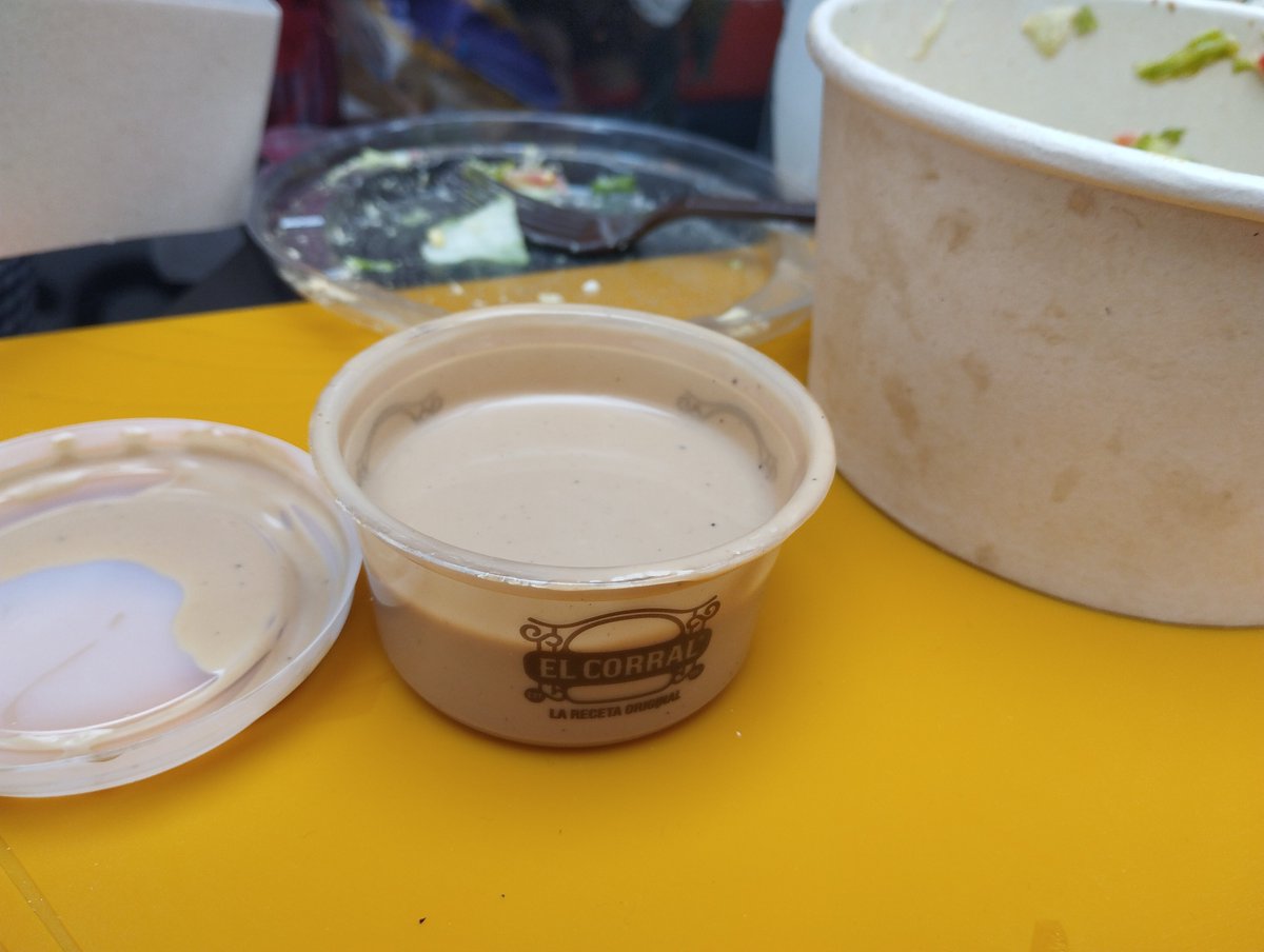 Coke1Lover's tweet photo. Hoy pedí una ensalada Cobb en El Corral de Texaco 123 y la pedí con balsámico en @RappiColombia y llegó dañada, olía horrible era inconsumible. Menos mal probé la salsa antes porque me hubiera dañado el almuerzo. Siempre pasa uno malas experiencias con @RappiColombia https://t.co/8I4dq0ZEYS