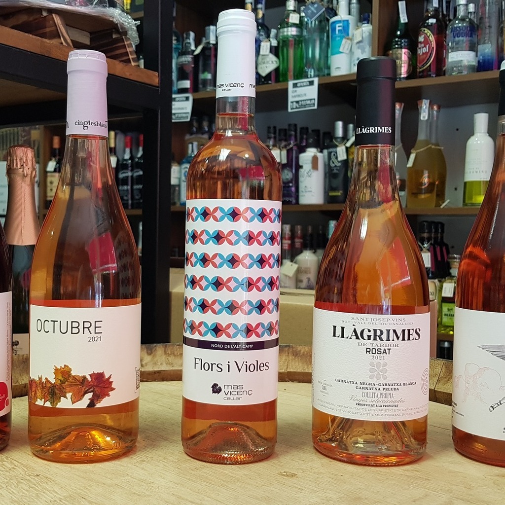 5 rosados por 10€ para disfrutar este #SantJordi 🌹: Pètals de Garnacha Rosado, Octubre Rosado, Flors i Violes, Llàgrimes de Tardor Rosat y l’Abrunet Rosado 🍷.

Este St. Jordi regala libro, rosa y vino para disfrutar al completo de este día tan especi… instagr.am/p/CrTrZ4noKJ3/