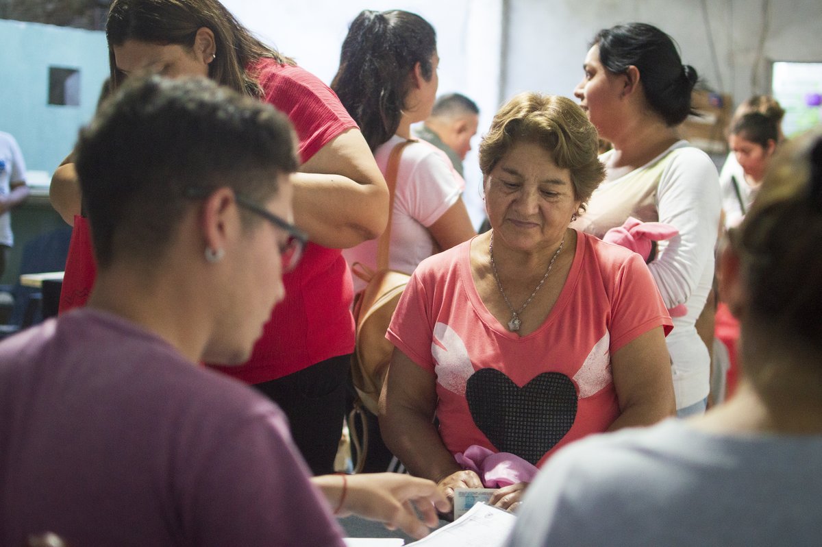Continuamos con los operativos de salud en los barrios, esta vez estuvimos Junto a Daniel Alfaro  en Barrio Ejército Argentino.
Pasaje Lautaro al 2800, muchas gracias a Luis Escobar y Vichi Navarro por habernos permitido realizar el operativo en su casa.