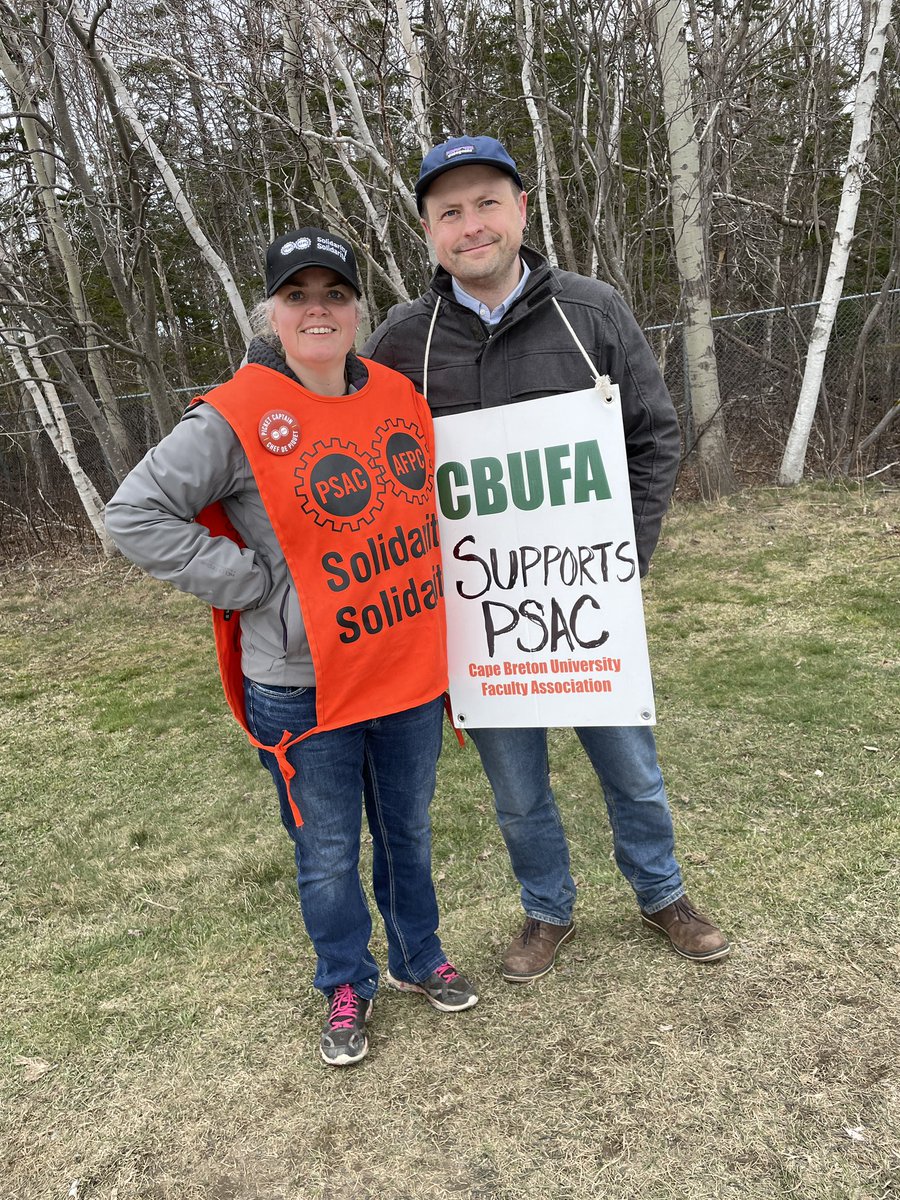 CyndieG5's tweet photo. CBUFA members came out to support @psac_afpc
Great bunch of folks on the Coast Guard College picket line today βπΌ
@otherscottmoir
@DonnieCalabrese
@cbufa
#psacstrike
#Solidarity https://t.co/OENEhNcf2s