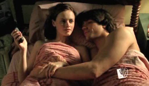 deanforestarc's tweet photo. Trying to fit Jared and Alexis in the same bed was the more challenging part of filming bcoz of how huge Jared is. I am crying 😭😂 #JaredPadalecki https://t.co/5KRL7OhK8E