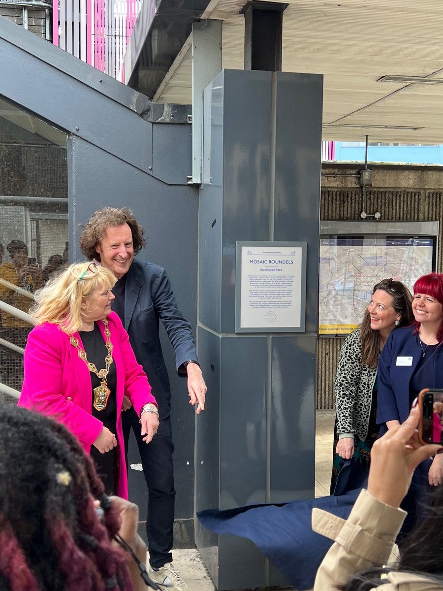 Students at @willowfieldsch helped to make the Blackhorse roundels during lockdown. The official opening took place yesterday with <a href="/MaudieMilton/">maudmilton</a> and the Mayor of lWaltham Forest present. 
This community work will be around for years to come and symbolises the unity of our borough