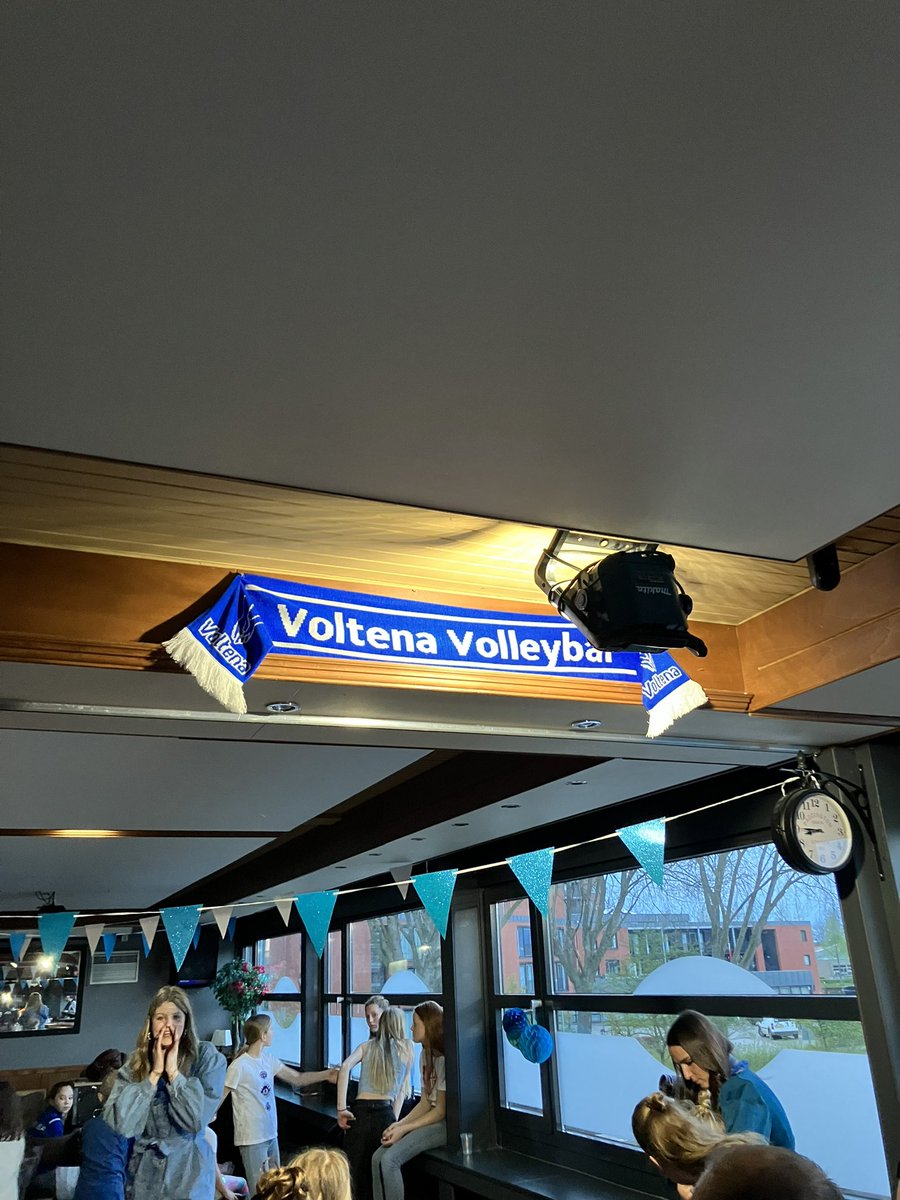 In heel de streek geen stroom, behalve in Anita’s kantine, waar de muziek klinkt en het licht brandt!