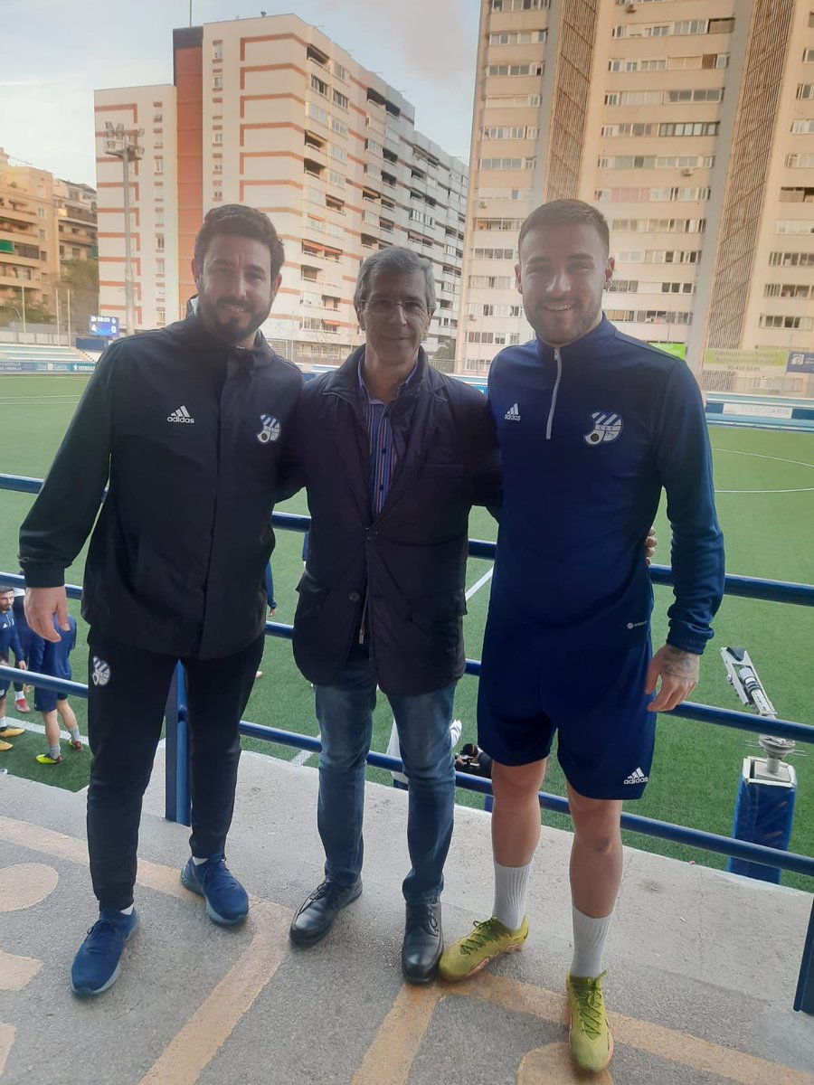 El nostre candidat @Victor_Mtnez avui a l'entrenament del primer equip masculí per der tal de donar-los ànims i el màxim suport de cara al vital partit del diumenge. Força <a href="/CEEuropa/">Club Esportiu Europa</a>!