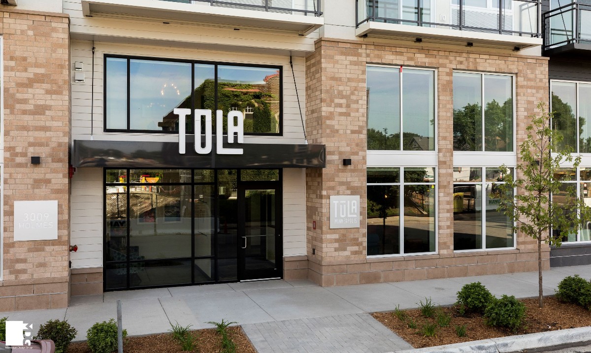 MDGArch's tweet photo. A welcoming front entrance sets the stage for the entire building, and we think every entrance is vital to the design, no matter how big or small!
PC: Julie Auerbach Photography
.
#mdgarch #entrance #architecture #design #apartmentdesign #apartmentliving #uptownminneapolis #tula https://t.co/9dlmuY3bCf