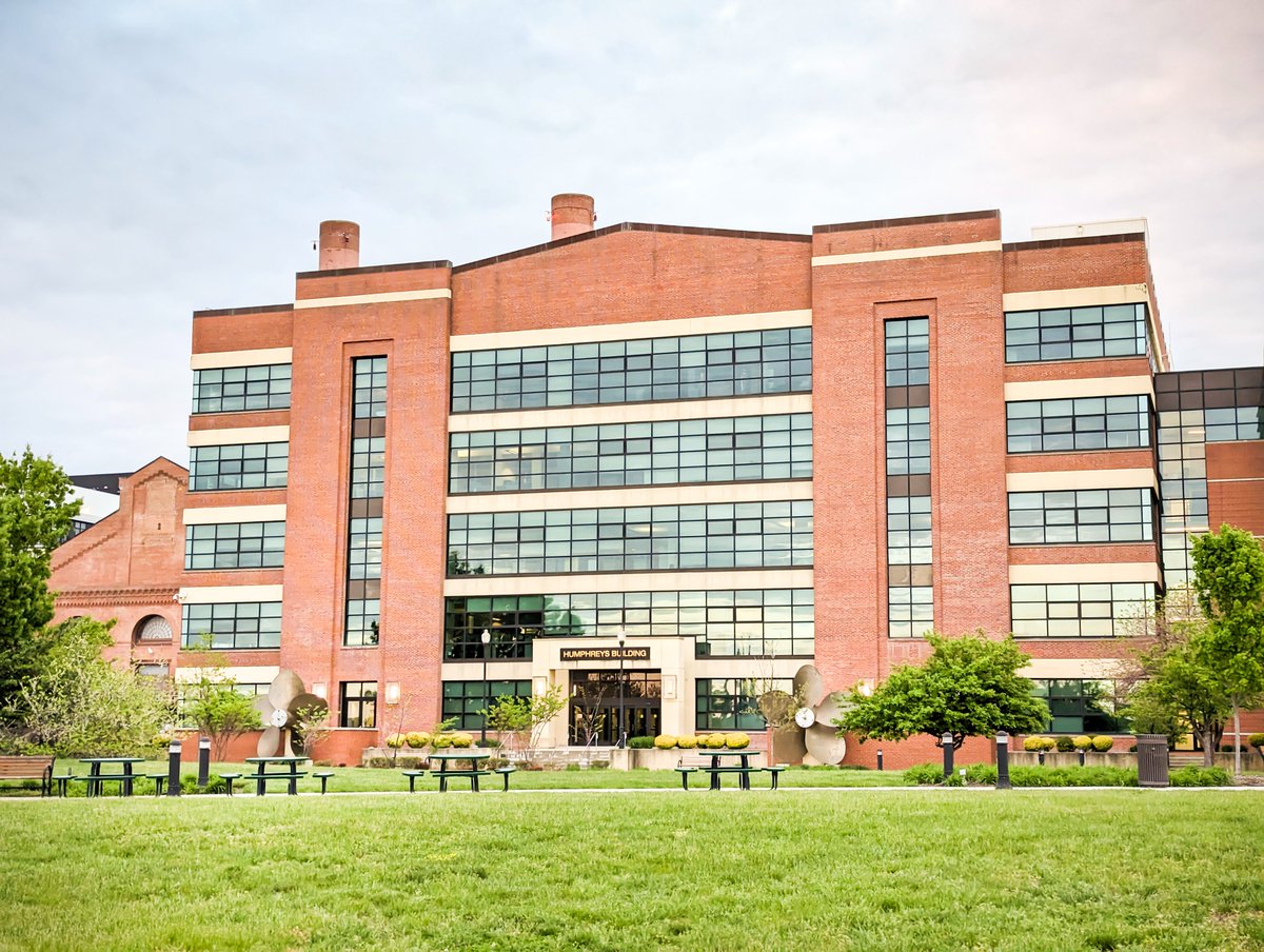 thisisbossi's tweet photo. The Humphreys Building in the Washington Navy Yard is, in fact, an amphibious building. Many visitors often mistake the twin propellers as decoration. #fakefactfriday https://t.co/57Q1aYXg56