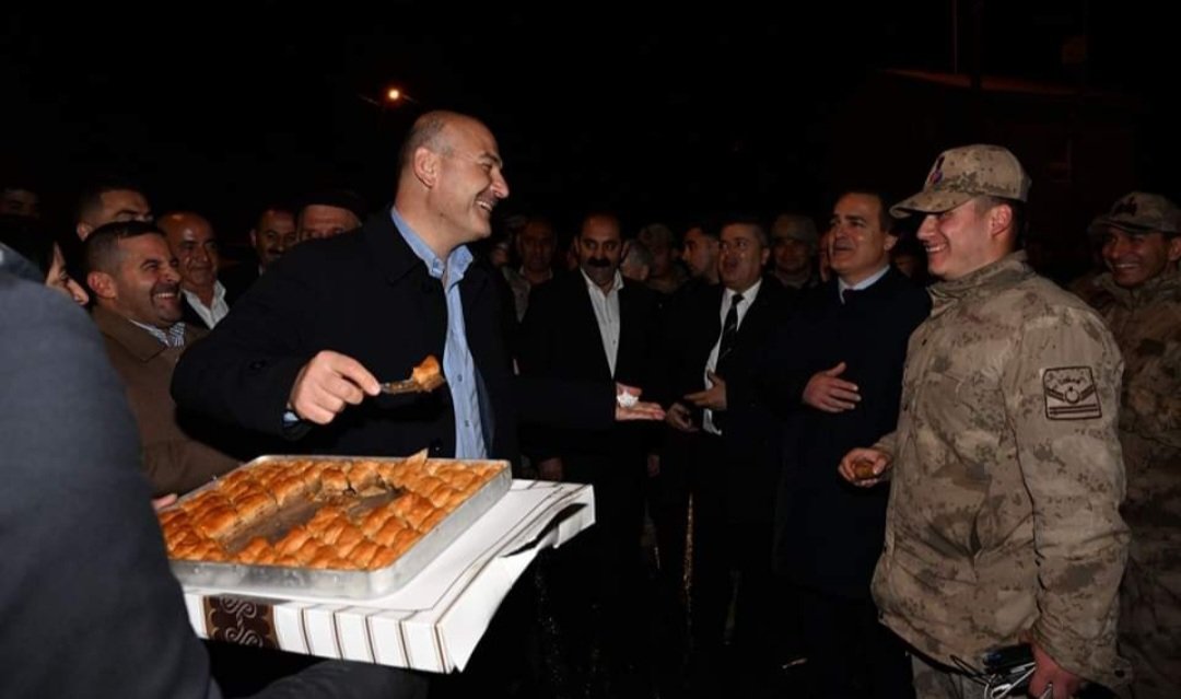 Bars17113359S's tweet photo. Kahraman uzman çavuşlarımıza Kadro verilmesini istiyoruz mesleki güvence verilmesini istiyoruz kim neden bekliyor kahramanlar sahipsiz değil
Onların sorunları bizim sorunlarımızdır.
@alitilkici38 #uzman #SıraUzmanCavusaKadro
#UzmanÇavuş https://t.co/SVaZIRSH6j