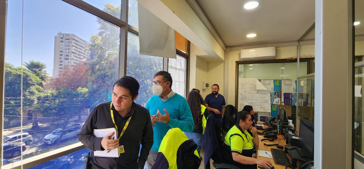 Samumetropolita's tweet photo. #SAMU131🚑 Funcionarios de nuestro Centre Regulador visitaron a sus pares SAMU Servicio de Salud Viña del Mar-Quillota, donde realizaron una importante jornada de intercambio sobre la labor que desarrollan👏🏼

Agradecemos este valioso encuentro para la atención prehospitalaria 👨‍👩‍👧‍👦 https://t.co/GmJwoUEVHS