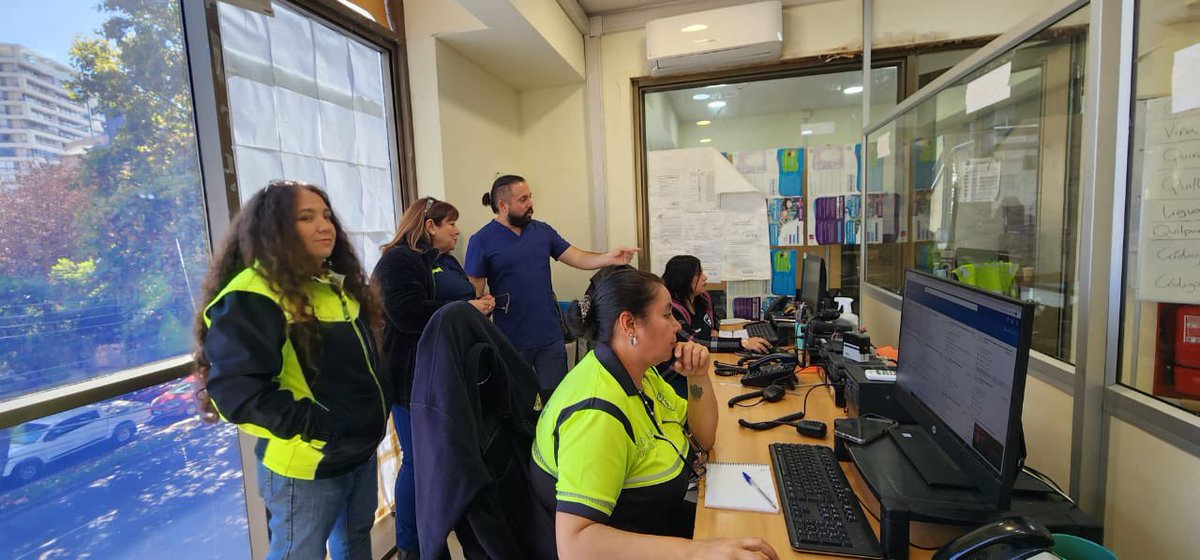 Samumetropolita's tweet photo. #SAMU131🚑 Funcionarios de nuestro Centre Regulador visitaron a sus pares SAMU Servicio de Salud Viña del Mar-Quillota, donde realizaron una importante jornada de intercambio sobre la labor que desarrollan👏🏼

Agradecemos este valioso encuentro para la atención prehospitalaria 👨‍👩‍👧‍👦 https://t.co/GmJwoUEVHS