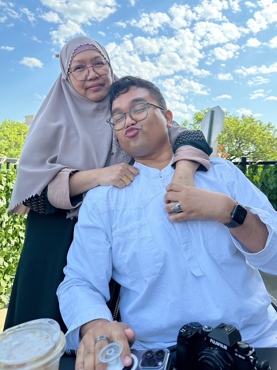 syvardi's tweet photo. mommy’s boy tbh https://t.co/Oftz2QPz98