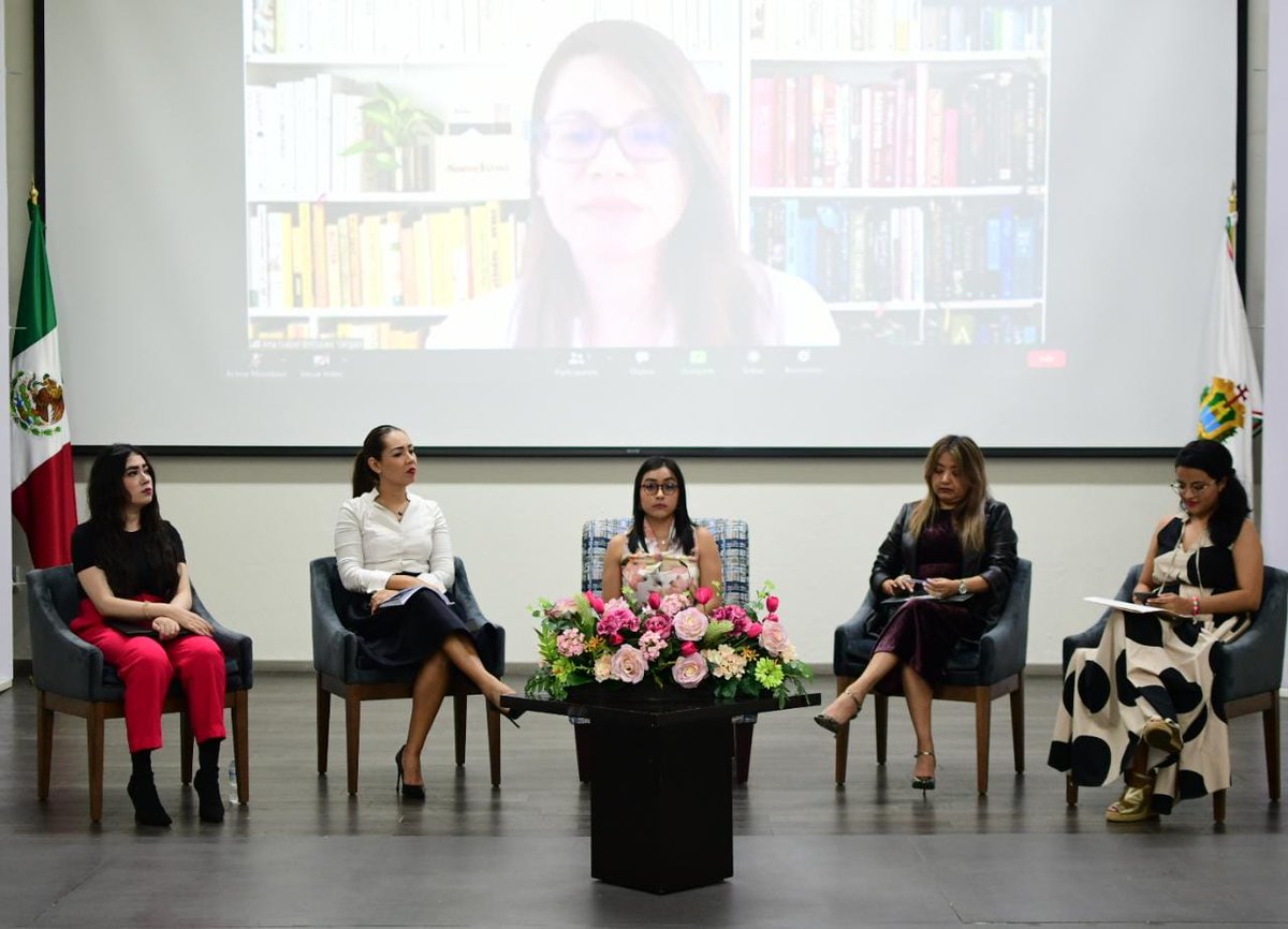 ople_Ver's tweet photo. Participaron, Elizabeth Nava Gutiérrez, Presidenta del @IEPCTabasco;  Ana Isabel Enríquez Vargas, Integrante del Grupo Multidisciplinario de la UTCE del @INEMexico; Sonia Castilla, Actuaria Regional de @TEPJF_XAL; Bibiana López, Secretaria de Estudio y Cuenta del @TEVeracruz https://t.co/U8X00n86Yj