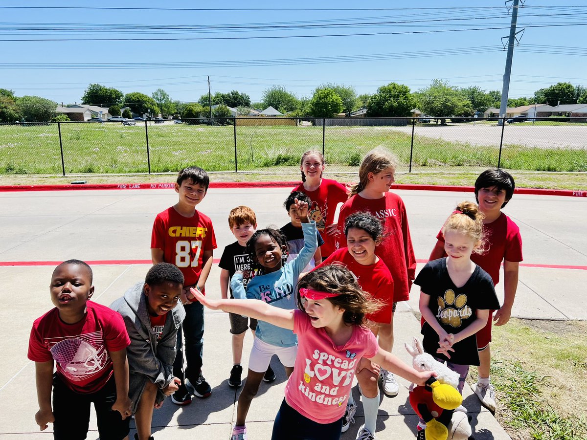 msabbottsday's tweet photo. Panther prowl fun with our buddies from @ClaireKincheloe’s class! 🏃🏽‍♀️💨 https://t.co/pUhZPEQyEB