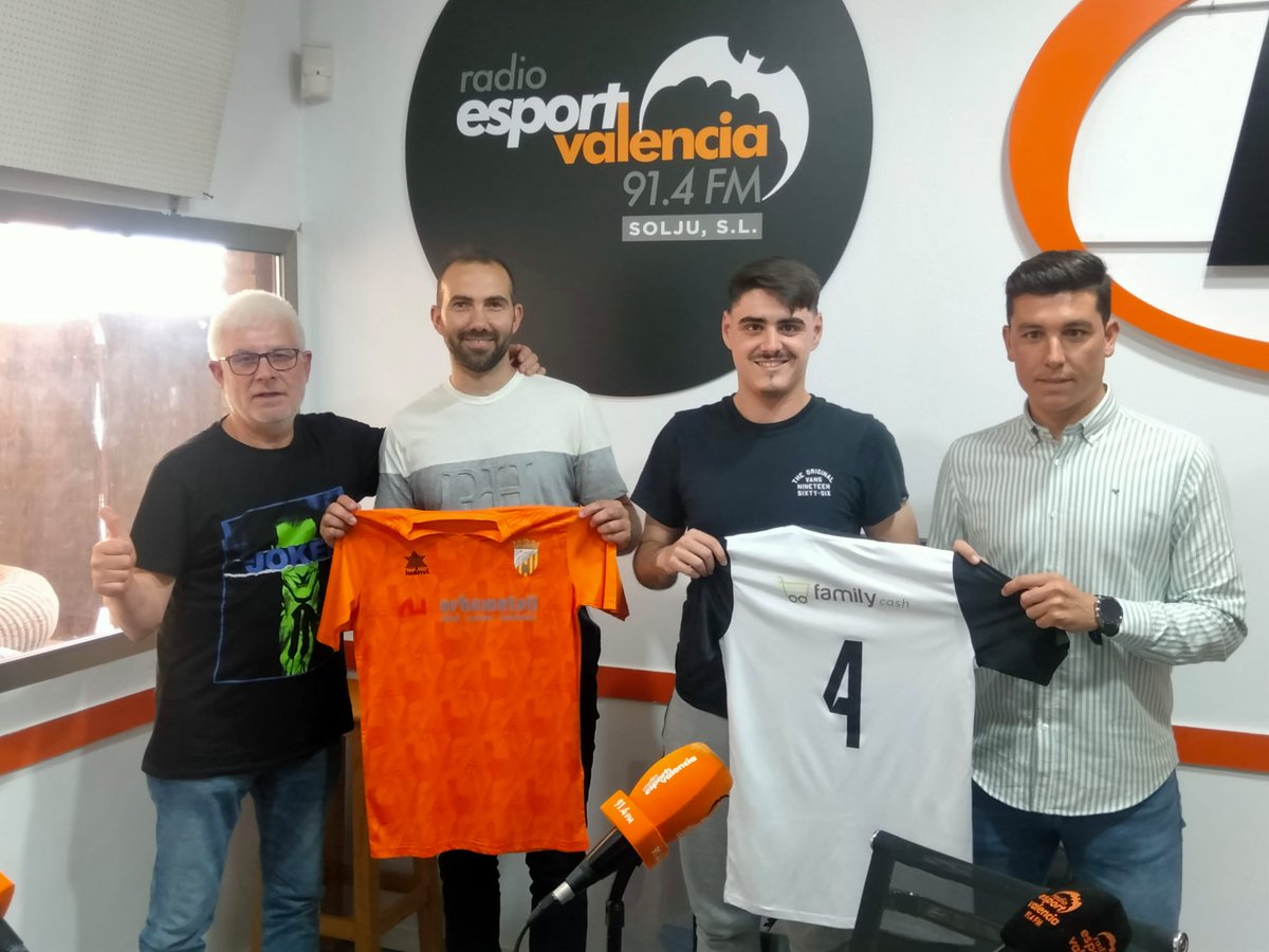 TotEsport914's tweet photo. 📻 El programa de hoy en @Radioesport914:

💥 Última hora #TerceraRFEF

⚽⚪ Especial @UDCarcaixent

🎙️ Con el presidente José Viera, el míster @xesquiu y el capitán @ViicenteAndres4

🗣️ @RaulDomenechTE

➡️ https://t.co/zB8tkTFBTO https://t.co/WCyT766L2J