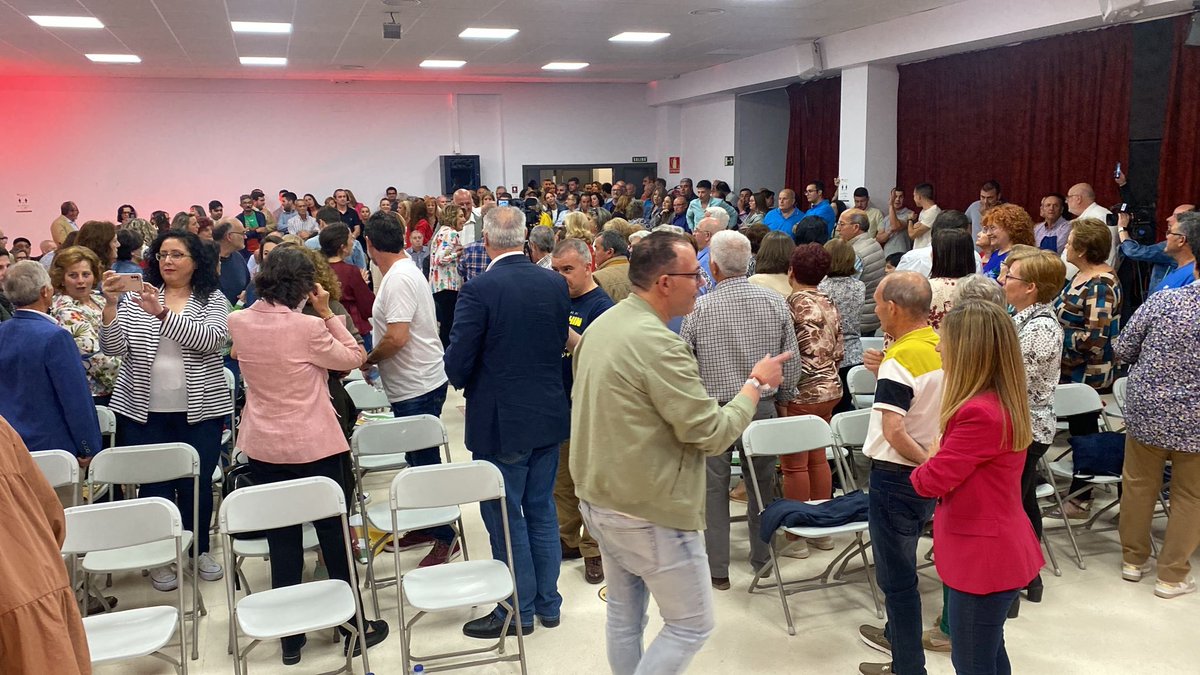 Ya está Susana Díaz en Rute. Salón de actos repleto.