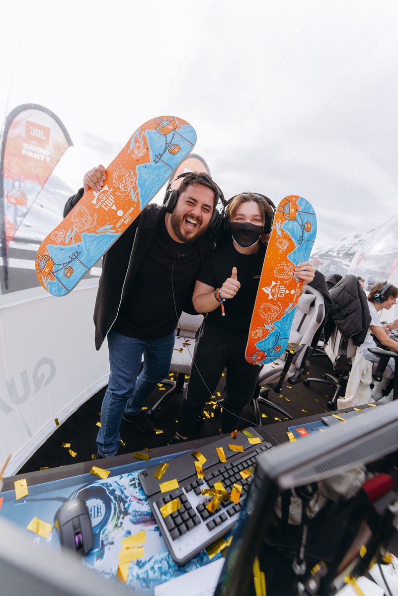JBLQuantumDE's tweet photo. Wir präsentieren euch die Gewinner des JBL Quantum Cup: Snow Edition!
Herzlichen Glückwunsch @doigby und @returnamedee! 🏆
#JBLSnowParty | #JBLQuantumCup https://t.co/hKAQ9RQZN8