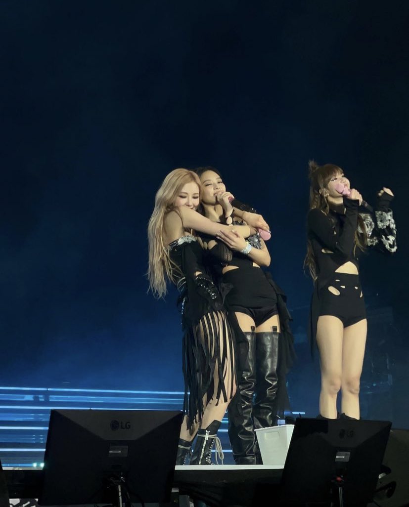 S1NFLOWER's tweet photo. coachella? i only know PINKCHELLA 🩷🖤 it was fun. #prism_fam https://t.co/CrX6fZareo