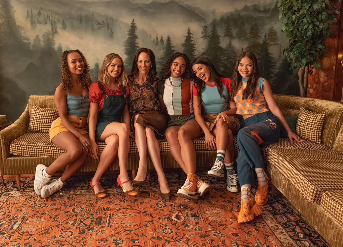 FilmUpdates's tweet photo. Zaria, Bailee Madison, Annabeth Gish, Chandler Kinney, Maia Reficco and Malia Pyles on the set of ‘PRETTY LITTLE LIARS: SUMMER SCHOOL.’ https://t.co/P5tIwMWfkU