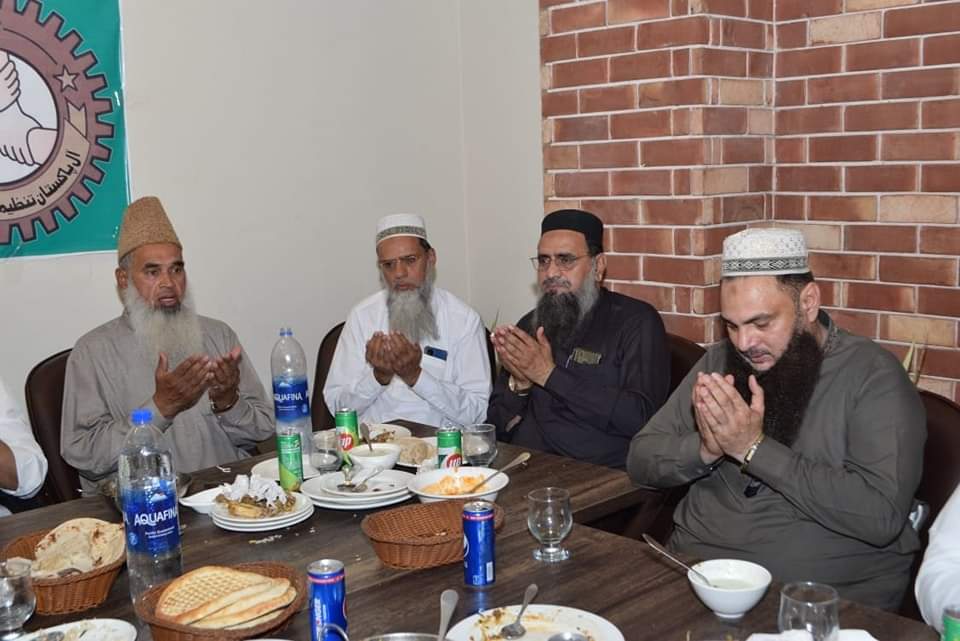 Aliofficial____'s tweet photo. این اے 78
معروف مشائخ عظام،علمائے کرام، خطباء و حفاظ صاحبان کے اعزاز میں مقامی ریسٹورنٹ میں حاجی عبدالرؤف مغل صدر تنظیم مغلیہ پاکستان کی کاوشوں سےافطار ڈنر کا اہتمام کیا گیا،
 بطور مہمان خصوصی شرکت کی 
لالہ اسد اللہ پاپا، حاجی عارف مغل سرپرست تنظیم مغلیہ بھی ہمراہ تھے https://t.co/wkLYnF45sS