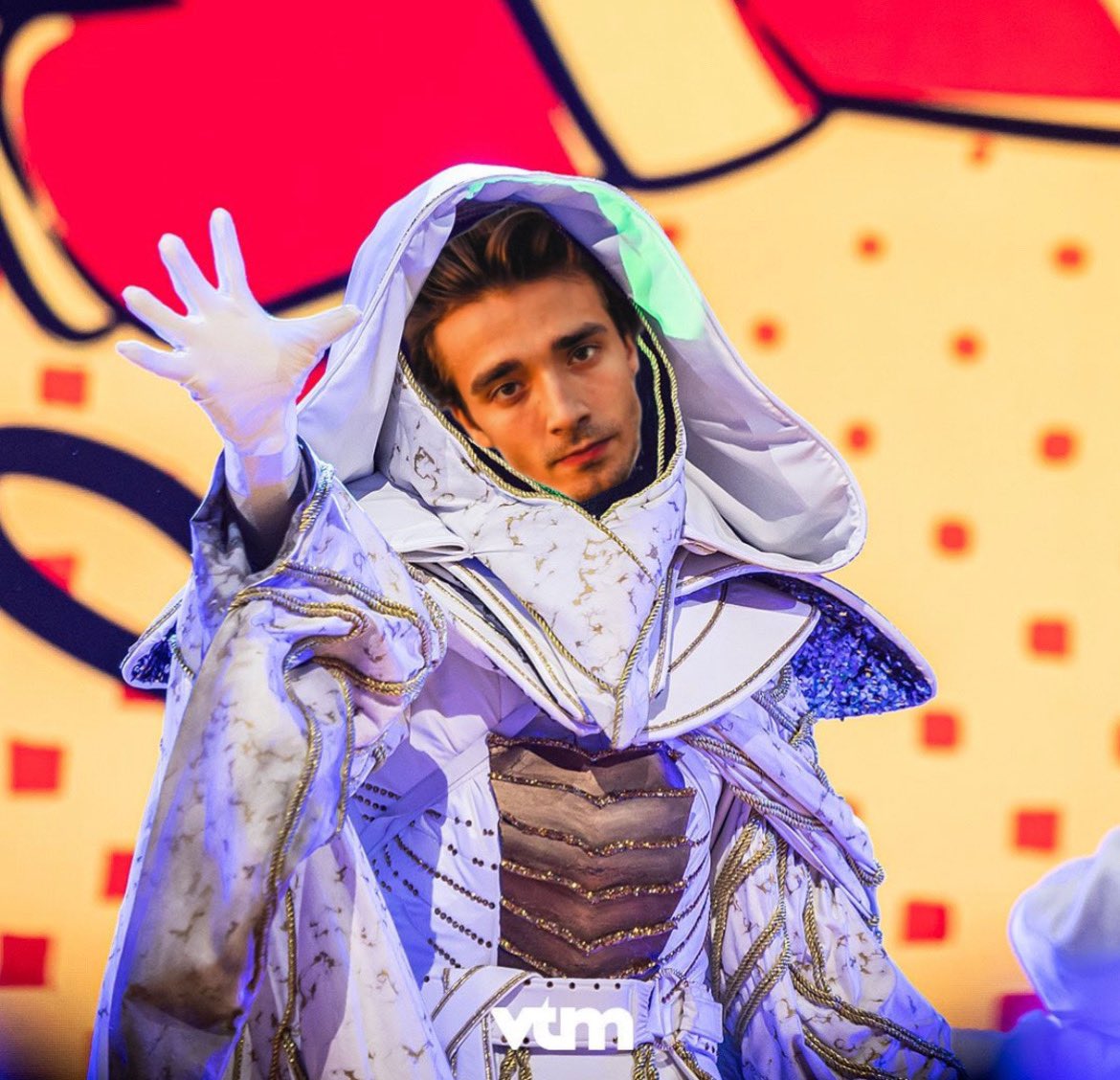 meisjevanglas's tweet photo. guys, aaron is misleading us all MA NIE ME MIJ #Tovenaar #TheMaskedSinger https://t.co/PgM4iq5yWb