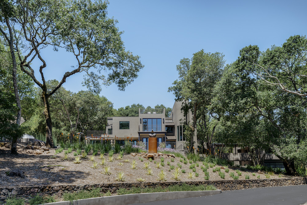 JSDesignBuild's tweet image. We replaced the wood on the exterior with a warm stucco, added automatic vent closures, and designed custom steel railings that bring a touch of elegance to the design.
Photography @christopherstark