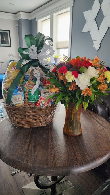 When your girlfriend hears you've had a bad day, you come home to flowers AND snacks. 🥰🥰 https://t.c<a href="/tag/realloyalfans"class="tags"><span>#realloyalfans</span></a>