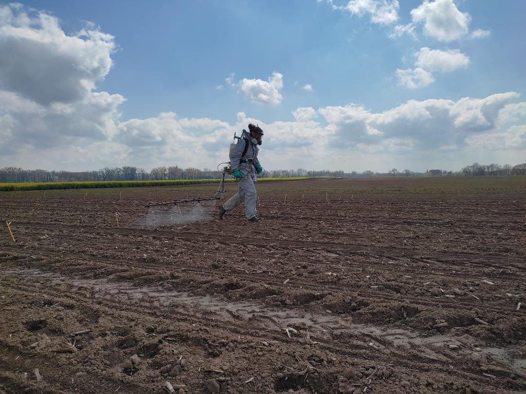 Journée sans vent, journée traitement ! 😊 

Bilan : près de 350 micros parcelles traitées, des fongicides #blé &amp; #colza, des bio-stimulants, des herbicides #maïs .. ! 🌱
Tout ça en supers conditions ! Le week-end est bien mérité 😊