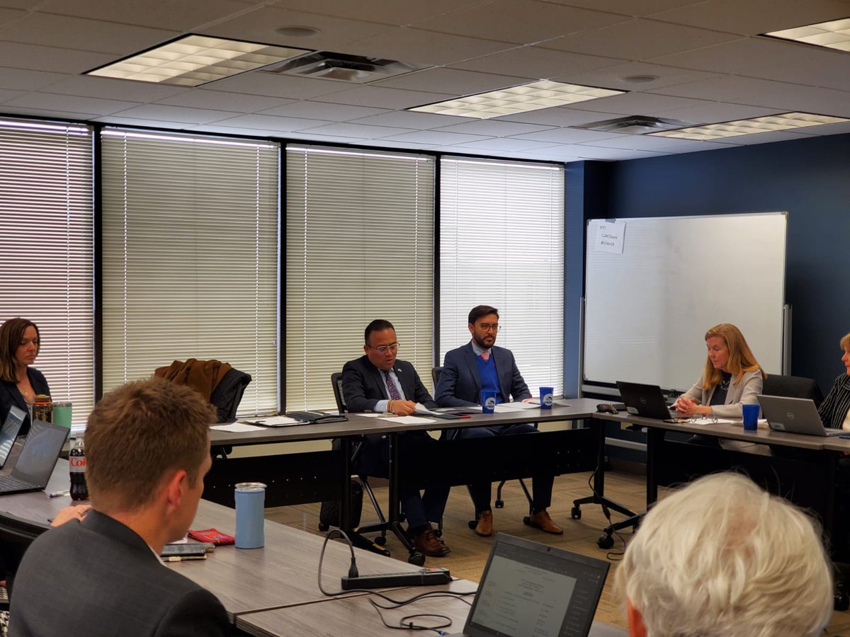 ConsulMexDen's tweet photo. El cónsul general  @pavel_mc participó en la reunión plenaria del Colorado District Attorneys' Council, en donde explicó los servicios de #Protección que ofrece @ConsulMexDen ante los 22 fiscales distritales del estado @SRE_mx @m_ebrard @vcalva @r_velascoa https://t.co/0Kxir0rxig