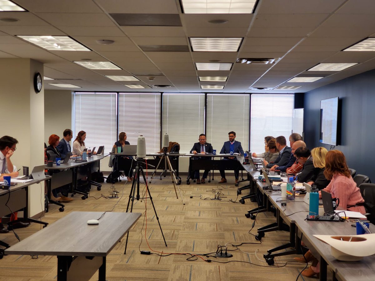 ConsulMexDen's tweet photo. El cónsul general  @pavel_mc participó en la reunión plenaria del Colorado District Attorneys' Council, en donde explicó los servicios de #Protección que ofrece @ConsulMexDen ante los 22 fiscales distritales del estado @SRE_mx @m_ebrard @vcalva @r_velascoa https://t.co/0Kxir0rxig