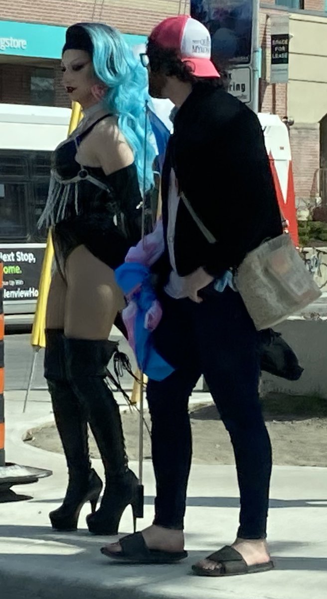 4sharpcornerz's tweet image. Ottawa’s most interesting picketers, as seen at Tunney’s Pasture this afternoon 😎