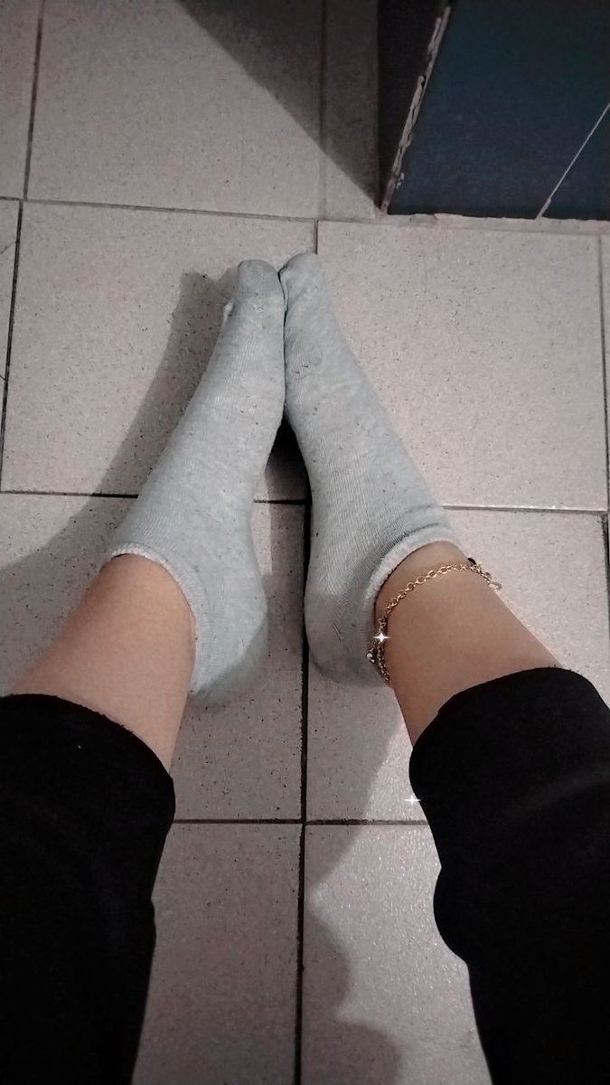AmelyBritz's tweet photo. #feetfethish #feetpic #feet_lover #fetiche #PiesFemeninos #PiesDescalzos #pieslindos DM https://t.co/FUhL8HZoQm
