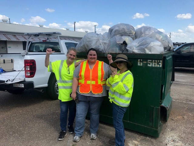 La_DOTD's tweet photo. Crews near Iberia Parish picked up litter along LA 182 for #LovetheBootWeek! @KeepLABeautiful https://t.co/uUUvBkdl1N