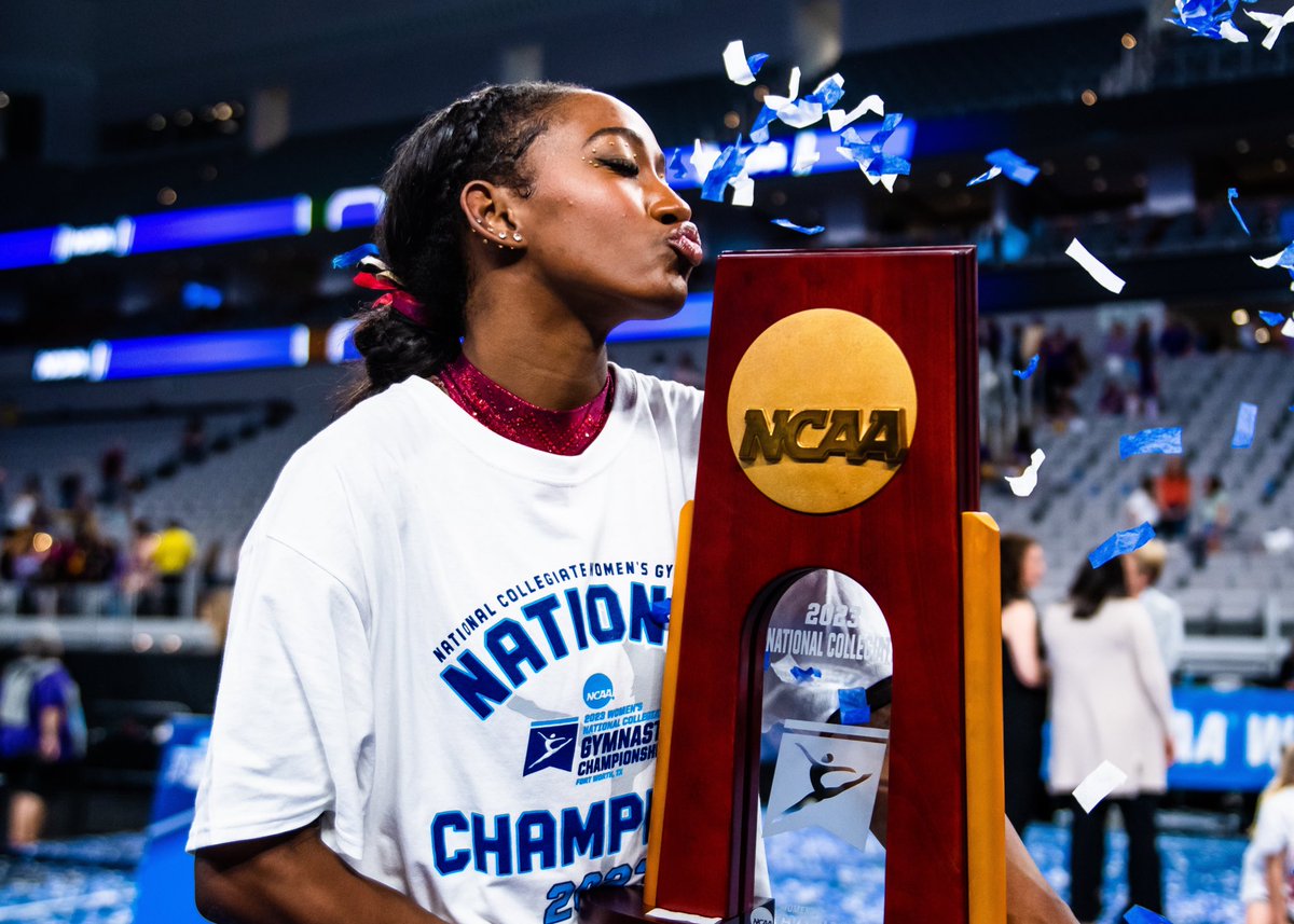 OU_WGymnastics's tweet photo. 𝙎𝙀𝘼𝙇𝙀𝘿 𝙏𝙃𝙀 𝘿𝙀𝘼𝙇 ✅

Sophomore @dfletcher__ on clinching OU’s sixth national championship.

@SoonerSportsPad | 📺 ESPN+ https://t.co/2lKNT8SuYh