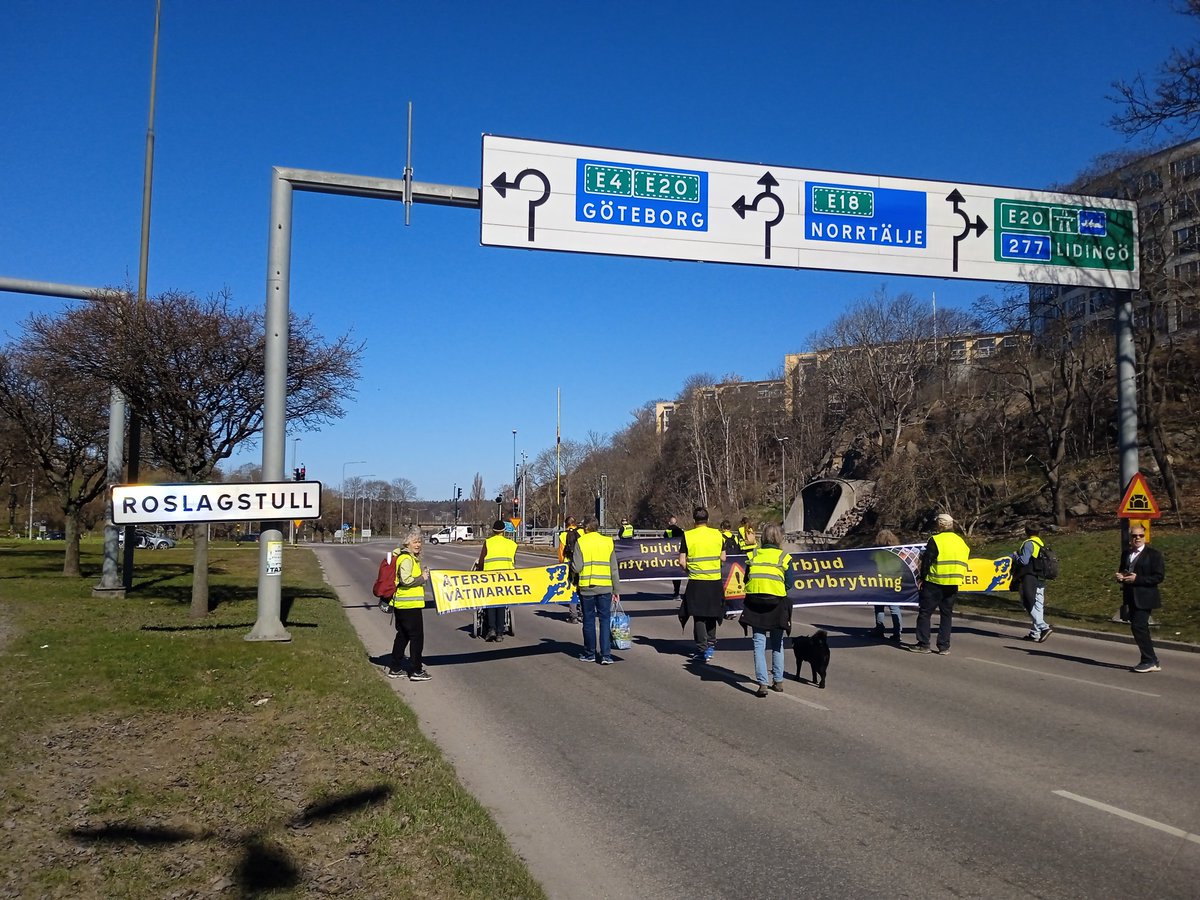 JanineClimate's tweet photo. Out and about on a #SlowWalk this morning, 8-10am, #Norrtull #Stockholm,  #svpol  #Klimat

Largest round about empty of #traffic with only 16 #ClimateActivists #ÅterställVåtmarker

Police worked hard to divert traffic! https://t.co/81ND7tga9S