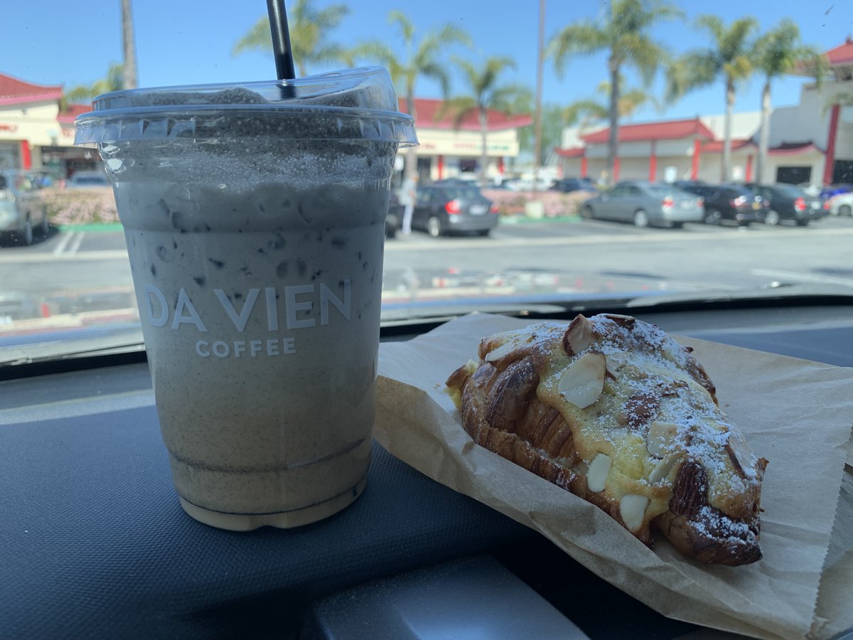 ReynaGR2's tweet photo. If we must go visit amazing #schools, a quick stop for #fabulous #cafe is in order!๐ #DaVein, a must tambiรฉn!๐ https://t.co/N1ATe2rGLv