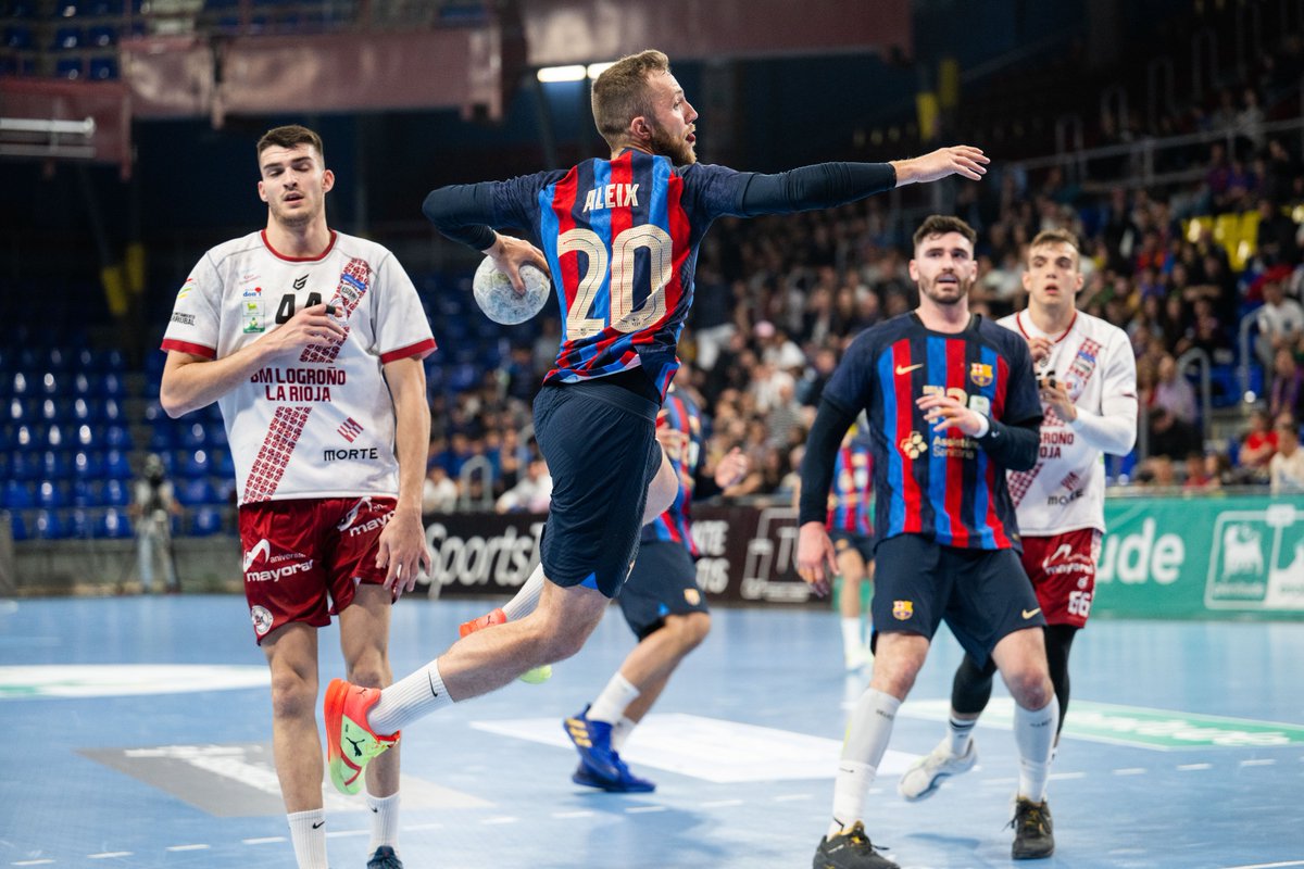 FCBhandbol's tweet photo. Jornada 26 @ASOBAL
@fcbhandbol 3⃣7⃣
@CdadLogrono 2⃣5⃣
Min 50
📺 @esport3
📱 @LaLigaSportsTV
🏠 Palau Blaugrana
🔵🔴 #ForçaBarça #LiveASOBAL #BARLOG https://t.co/IXIEbfVwca