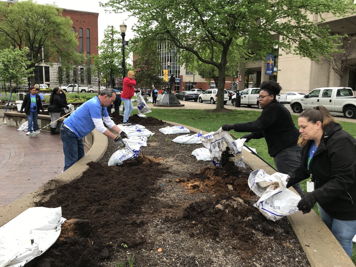 LouKyCourtClerk's tweet photo. Thank you to all the #JCOCCC #TEAM members who volunteered for our 2023 annual #GiveADay landscaping project at Jefferson Square Park & the Hall of Justice's main entrance. They put down 700 bags of mulch (10 pallets) to help beautify around the courthouse complex.@kentuckycourts https://t.co/KWqgkPjsdm