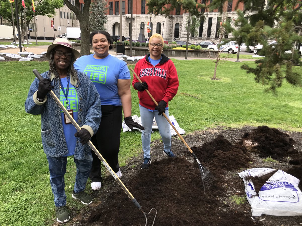 LouKyCourtClerk's tweet photo. Thank you to all the #JCOCCC #TEAM members who volunteered for our 2023 annual #GiveADay landscaping project at Jefferson Square Park & the Hall of Justice's main entrance. They put down 700 bags of mulch (10 pallets) to help beautify around the courthouse complex.@kentuckycourts https://t.co/KWqgkPjsdm