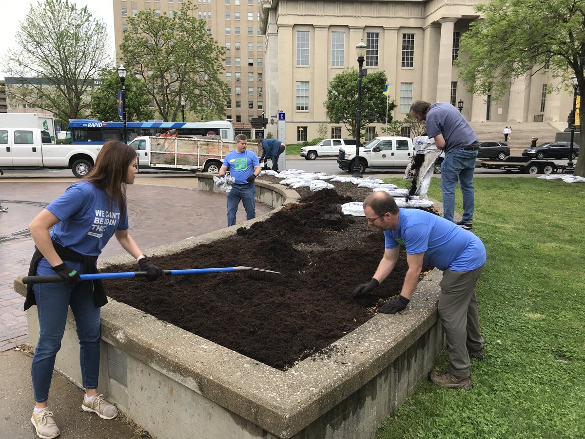 LouKyCourtClerk's tweet photo. Thank you to all the #JCOCCC #TEAM members who volunteered for our 2023 annual #GiveADay landscaping project at Jefferson Square Park & the Hall of Justice's main entrance. They put down 700 bags of mulch (10 pallets) to help beautify around the courthouse complex.@kentuckycourts https://t.co/KWqgkPjsdm