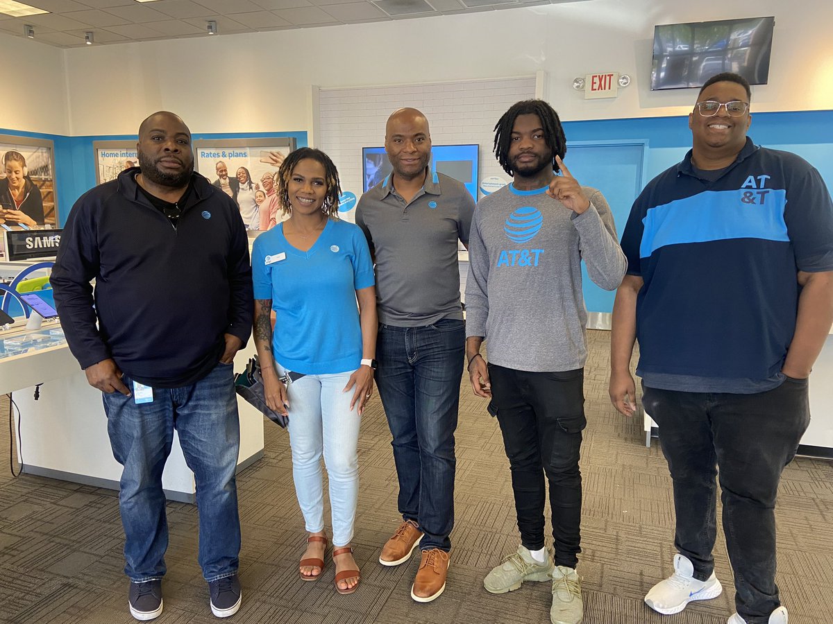 Great store visit today from @VinceLeaks and <a href="/julestwentysix/">Julestwentysix</a> ‼️Northlite is fired up and ready to dominate the competition 🔦🔦🔥 <a href="/CrownJulesNC/">CrownJules</a>