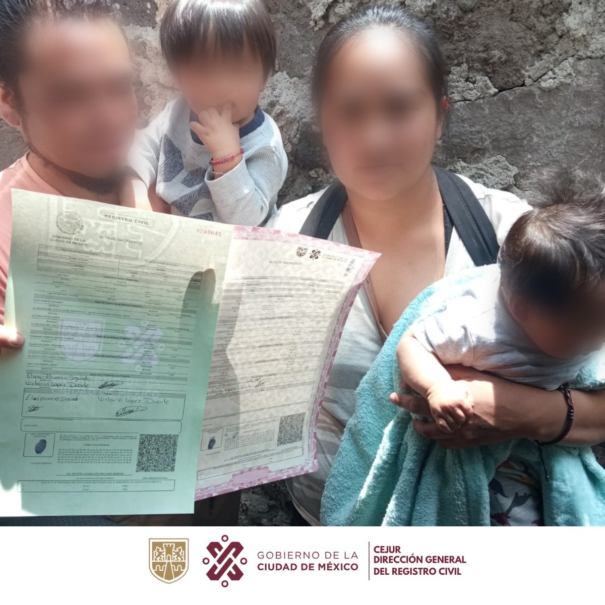 DGRCivilCDMX's tweet photo. Como parte de la campaña 333 Bienestar, una familia logró registrar a su bebé de manera gratuita sin la necesidad de desplazarse a un Juzgado gracias a las unidades móviles de la #DGRC.
#ElRegistroGarantizaTusDerechos
#CiudadDeDerechos https://t.co/Ql1ftxVdbx