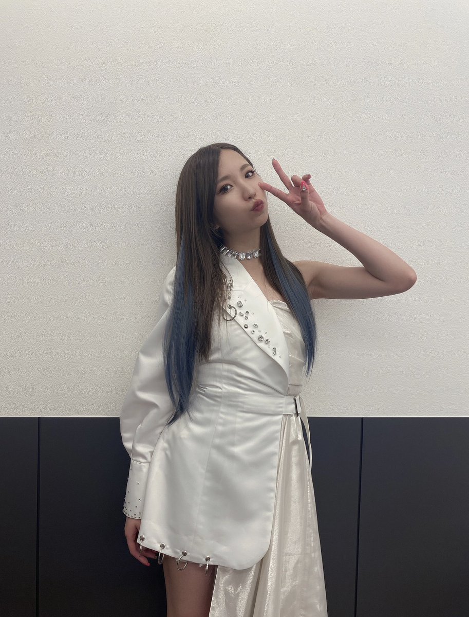 JOY_912416ysd's tweet photo. 泣いてます。
ずっとロングまた見たいって言い続けてたので夢が叶いました。5年ぶり？横アリのオープニング思い出す。MAYUと同じロングだったのに切られて心折れてた時にMAYUがショートになってまた同じ長さだって救われた。ちな今は腰まである- ̗̀꒰ঌ🤍໒꒱ ̖́-  @tadai_mayuchan https://t.co/foU1Yt8rfh
